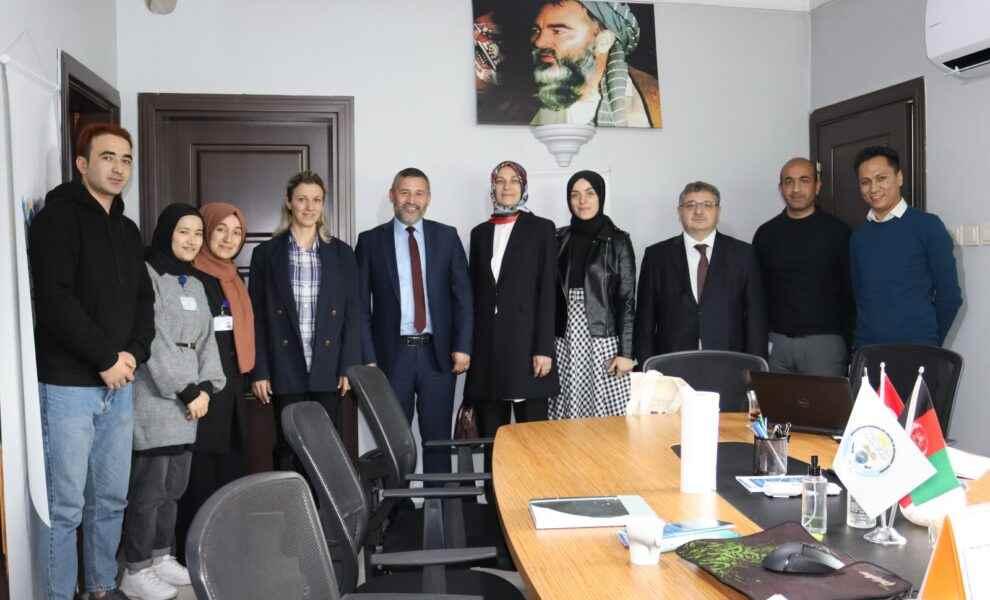 خانم گلسرن زائیم اوغلو رئیس اداره مشوق های ریاست عمومی روابط جامعه مدنی ترکیه از انجمن فرهنگی و همبستگی هزاره های افغانستان بازدید کرد